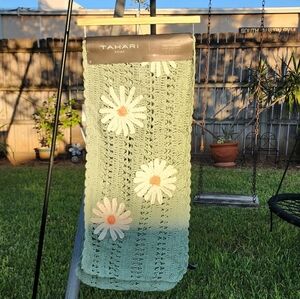 TAHARI HOME Green Crochet with White Daisies Table Runner 16" x 60", NWT